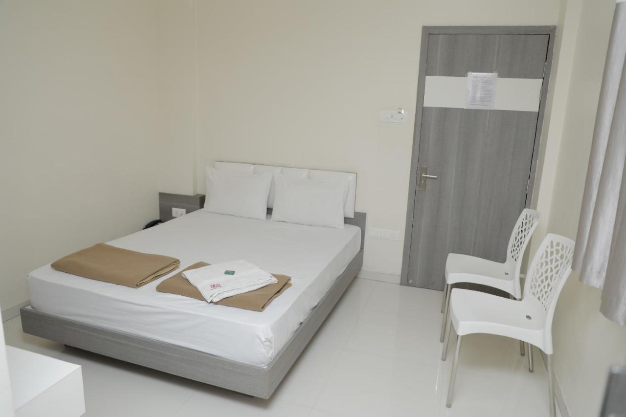 Hotel Lotus Chandrapur Kültér fotó