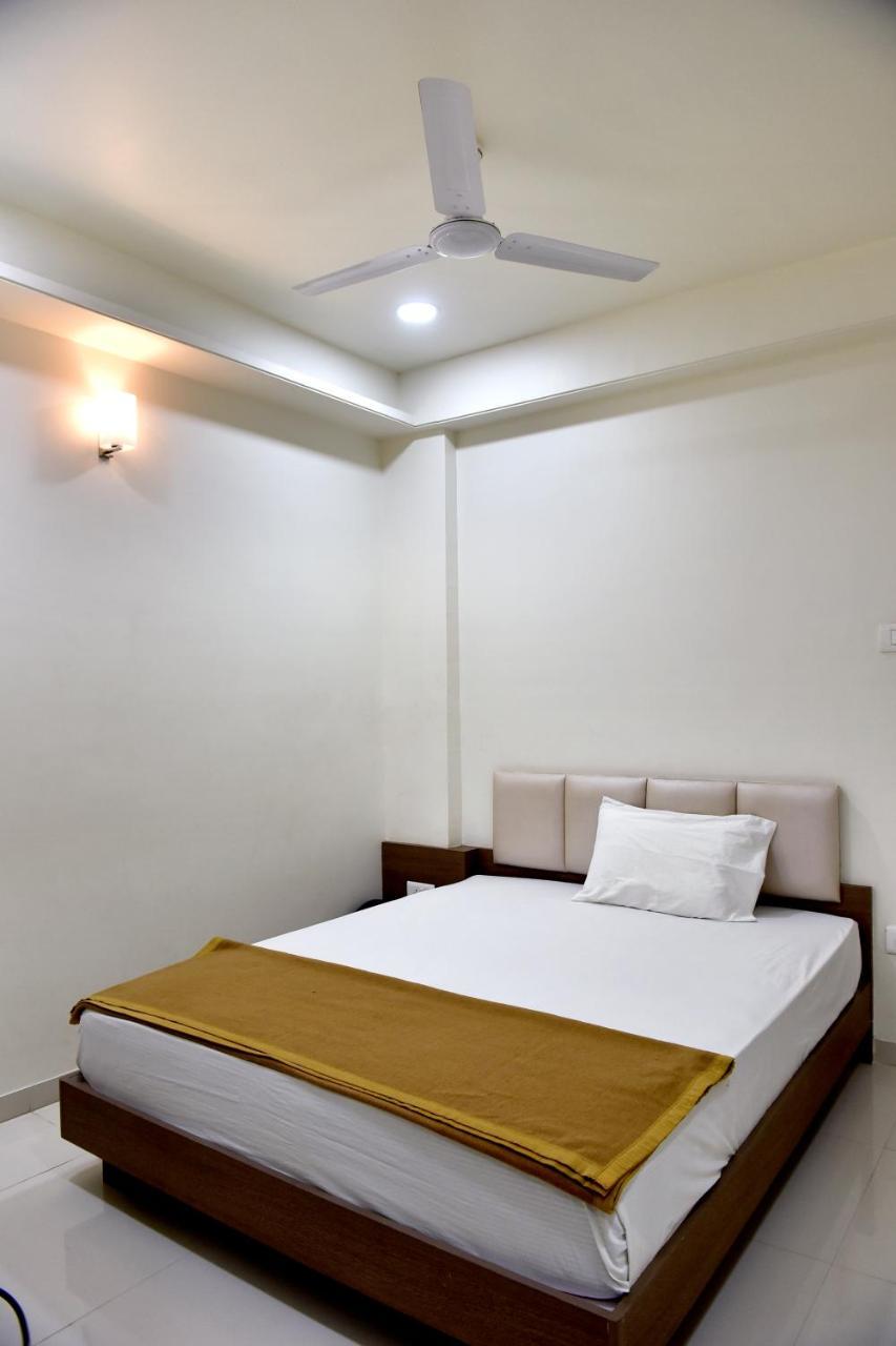 Hotel Lotus Chandrapur Kültér fotó